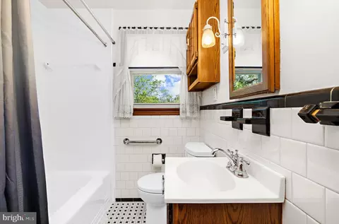 Bath - 205 7th Ave, Baltimore, MD 21225 photo 1 of 2