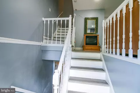 Entry Way - 8204 Meadow Wick Ct, Pasadena, MD 21122 photo 4 of 6