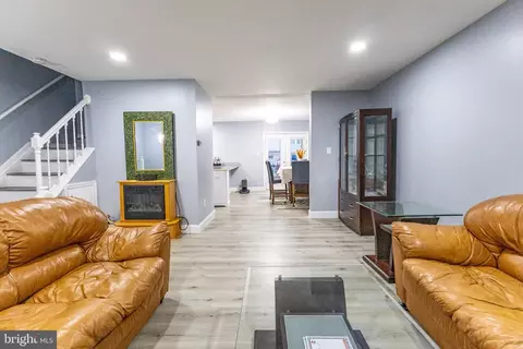 Entry Way - 8204 Meadow Wick Ct, Pasadena, MD 21122 photo 2 of 8