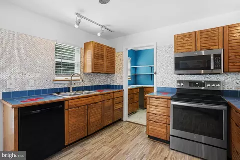 Kitchen - 4734 Oak Rd, Shady Side, MD 20764 photo 3 of 4