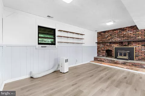 Living - 130 Circle Rd, Pasadena, MD 21122 photo 6 of 10