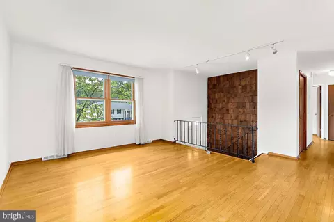 Living - 130 Circle Rd, Pasadena, MD 21122 photo 4 of 10