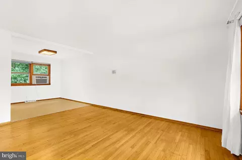 Living - 130 Circle Rd, Pasadena, MD 21122 photo 3 of 10
