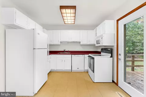 Kitchen - 130 Circle Rd, Pasadena, MD 21122 photo 2 of 5