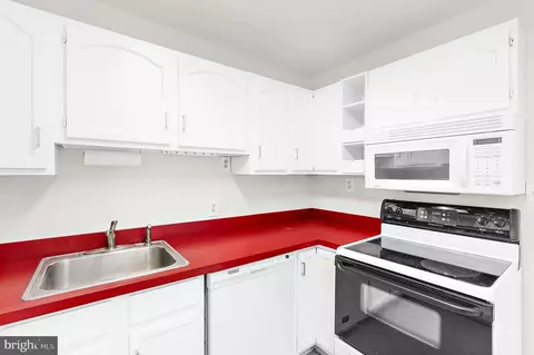 Kitchen - 130 Circle Rd, Pasadena, MD 21122 photo 4 of 5