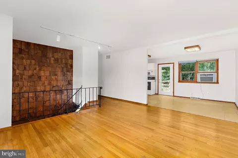 Living - 130 Circle Rd, Pasadena, MD 21122 photo 2 of 10