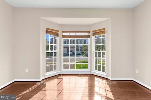 Living - 2432 Knapps Way, Odenton, MD 21113 photo 2 of 8