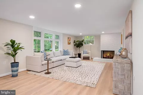Living - 3115 Starboard Dr, Annapolis, MD 21403 photo 4 of 6