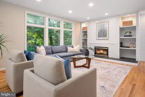 Living - 3115 Starboard Dr, Annapolis, MD 21403 photo 2 of 6