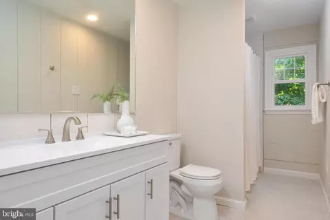 Bath - 3115 Starboard Dr, Annapolis, MD 21403 photo 2 of 4