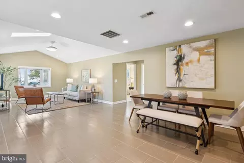 Entry Way - 7654 Bay St, Pasadena, MD 21122 photo 2 of 3
