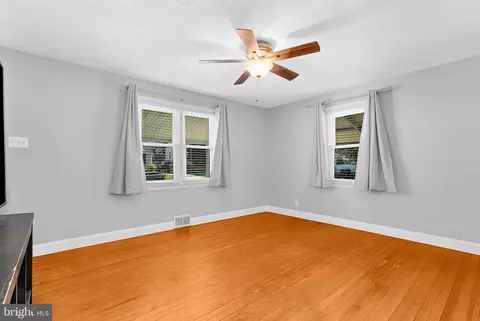 Living - 212 Lake Rd, Pasadena, MD 21122 photo 1 of 3