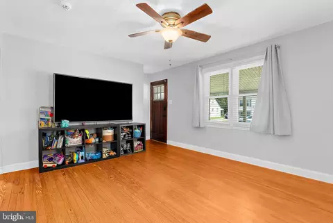 Living - 212 Lake Rd, Pasadena, MD 21122 photo 2 of 3