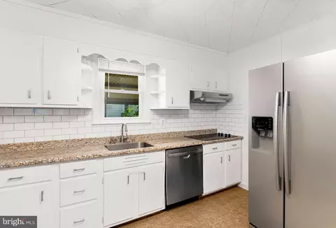 Kitchen - 212 Lake Rd, Pasadena, MD 21122 photo 2 of 3