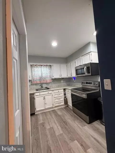 Entry Way - 751 220th St, Pasadena, MD 21122 photo 3 of 7