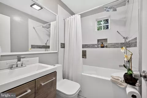 Bath - 1189 Highview Dr, Annapolis, MD 21409 photo 1 of 3