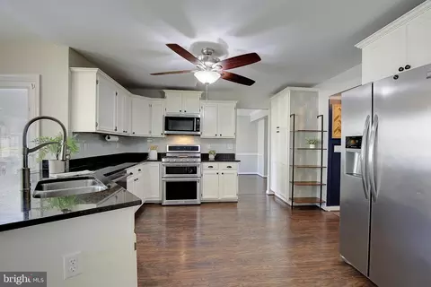 Kitchen - 300 Bugle Ct, Odenton, MD 21113 photo 3 of 4