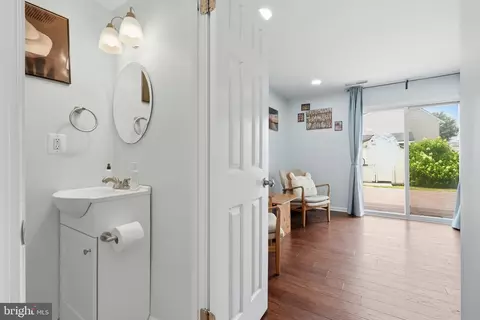 Entry Way - 178 Seagull Dr, Pasadena, MD 21122 photo 2 of 4