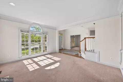Living - 716 Pearson Point Pl, Annapolis, MD 21401 photo 3 of 8