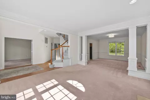 Living - 716 Pearson Point Pl, Annapolis, MD 21401 photo 2 of 8