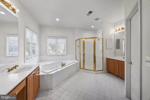 Bath - 716 Pearson Point Pl, Annapolis, MD 21401 photo 1 of 2