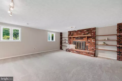 Living - 1838 Brett Ct, Annapolis, MD 21401 photo 4 of 6