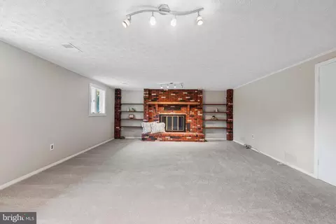 Living - 1838 Brett Ct, Annapolis, MD 21401 photo 5 of 6