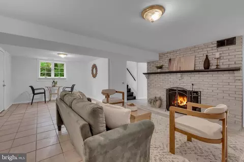 Living - 1350 Ritchie Hwy, Arnold, MD 21012 photo 2 of 3
