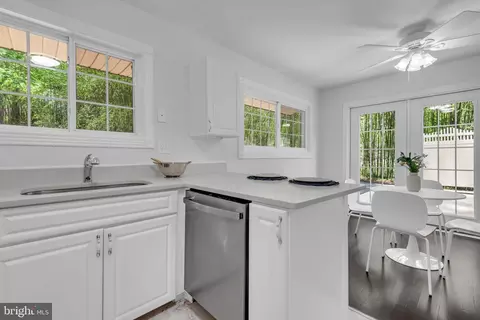 Kitchen - 1350 Ritchie Hwy, Arnold, MD 21012 photo 4 of 5