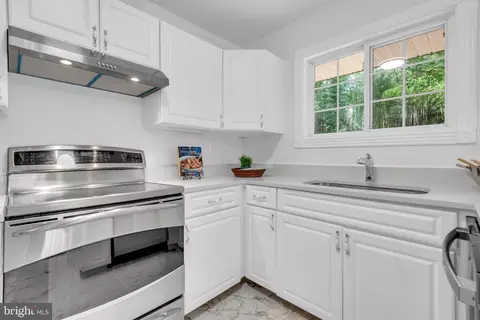 Kitchen - 1350 Ritchie Hwy, Arnold, MD 21012 photo 3 of 5