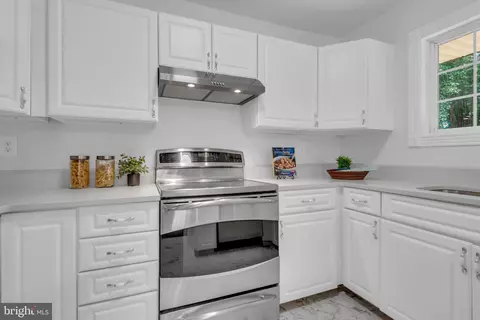 Kitchen - 1350 Ritchie Hwy, Arnold, MD 21012 photo 2 of 5