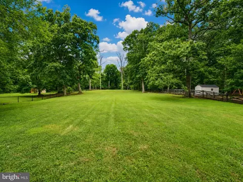 Exterior - 7884 Belhaven Ave, Pasadena, MD 21122 photo 5 of 7