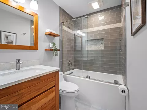 Bath - 7884 Belhaven Ave, Pasadena, MD 21122 photo 2 of 2