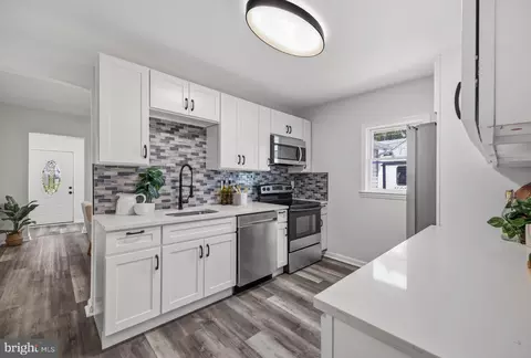 Entry Way - 1561 Efford Rd, Pasadena, MD 21122 photo 1 of 11