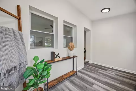 Entry Way - 1561 Efford Rd, Pasadena, MD 21122 photo 7 of 11