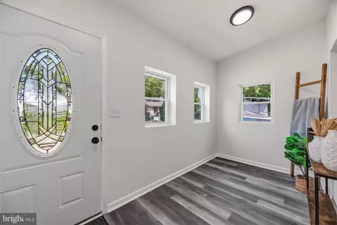 Entry Way - 1561 Efford Rd, Pasadena, MD 21122 photo 6 of 11