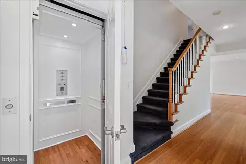 Entry Way - 126 Gilbert Ct, Edgewater, MD 21037 photo 2 of 4