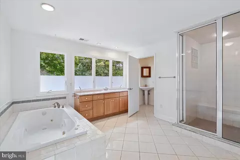 Bath - 126 Gilbert Ct, Edgewater, MD 21037 photo 2 of 4