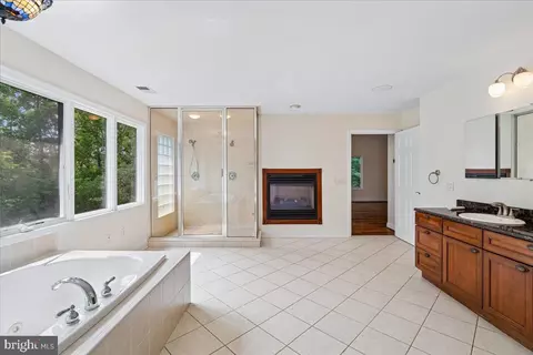 Bath - 126 Gilbert Ct, Edgewater, MD 21037 photo 1 of 4