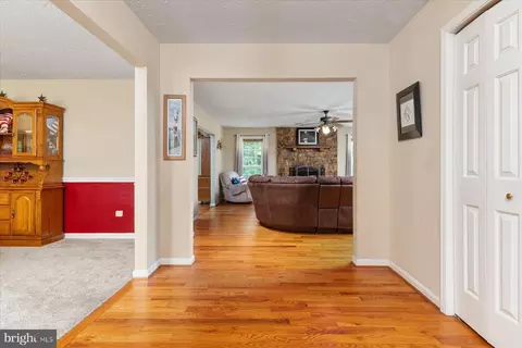 Entry Way - 6420 Meadowlark Dr, Dunkirk, MD 20754 photo 2 of 3