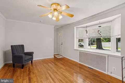 Living - 7685 Midway Ave, Pasadena, MD 21122 photo 2 of 4