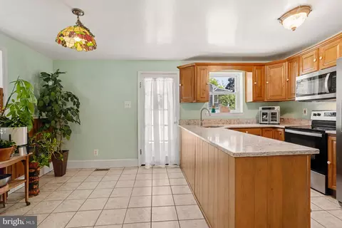 Kitchen - 7685 Midway Ave, Pasadena, MD 21122 photo 4 of 5