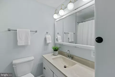 Bath - 971 Forest Dr, Arnold, MD 21012 photo 3 of 4