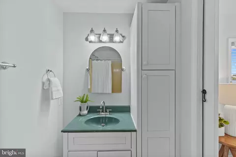 Bath - 971 Forest Dr, Arnold, MD 21012 photo 2 of 4