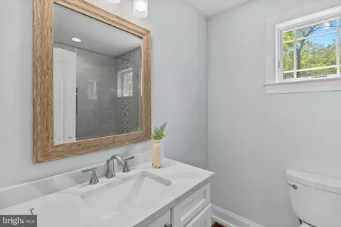 Bath - 971 Forest Dr, Arnold, MD 21012 photo 4 of 4