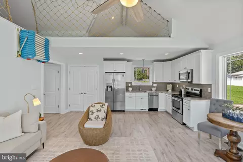 Entry Way - 971 Forest Dr, Arnold, MD 21012 photo 2 of 2