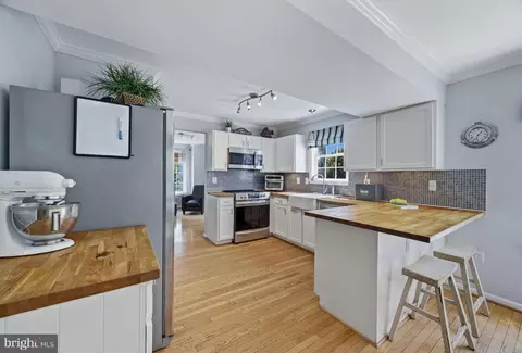 Kitchen - 233 Circle Rd, Pasadena, MD 21122 photo 2 of 4