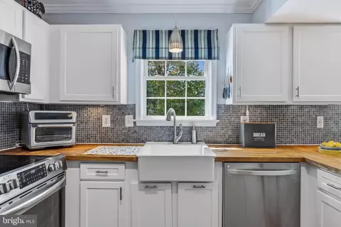 Kitchen - 233 Circle Rd, Pasadena, MD 21122 photo 3 of 4