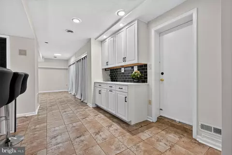 Entry Way - 8327 Sail Ct, Pasadena, MD 21122 photo 7 of 8