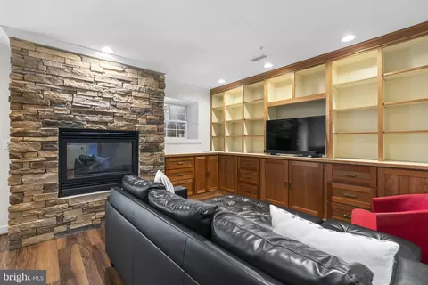 Living - 2023 Compton Ct, Annapolis, MD 21401 photo 2 of 3